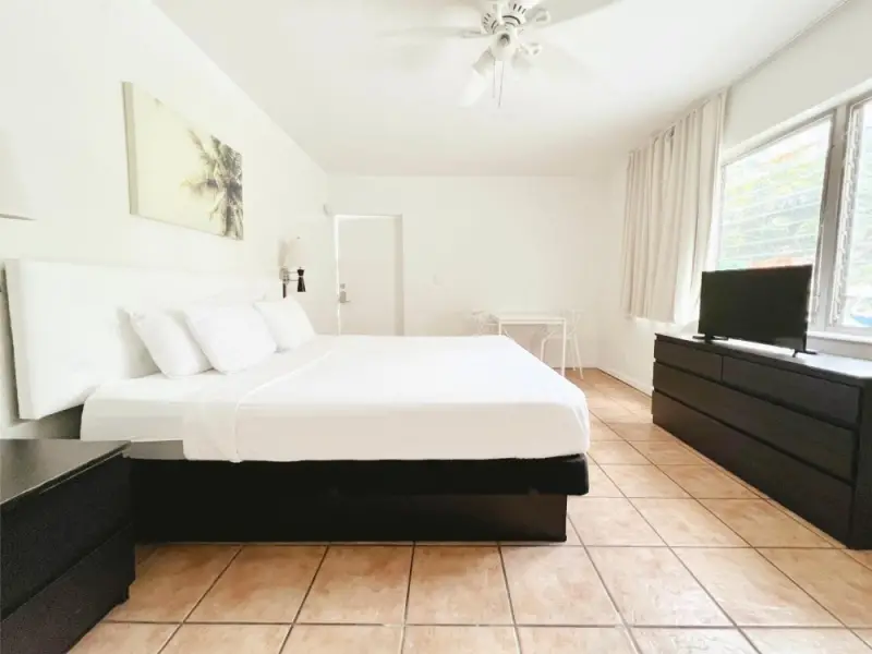 Studio with King bed - Accessible